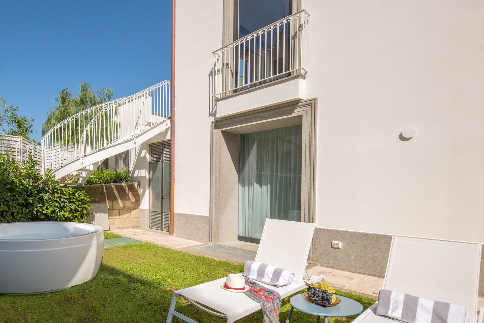 Luxury Suite with Garden and Jacuzzi Sorrento Coast